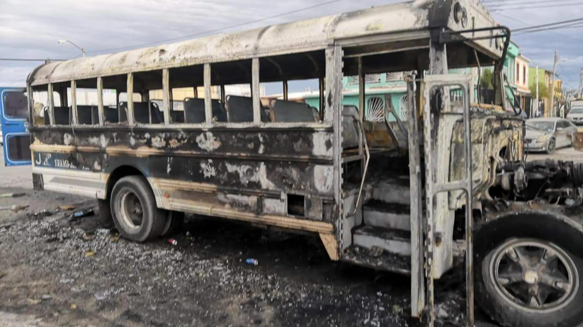 camion quemado en granjero